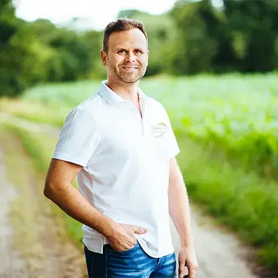 Naturheilpraxis Gransch - Kontakt - Karsten-Gransch DO.CN® Karsten Gransch bei einer Naturaufnahme im Freien, seitlich stehend