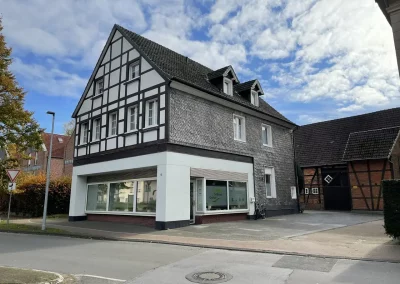 Außenansicht der Naturheilpraxis Gransch in einem Eckgebäude an der Hauptstraße 1 in 59379 Selm-Bork