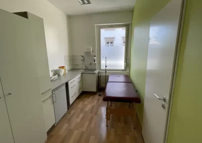 Kleiner Behandlungsraum der Naturheilpraxis Gransch mit Behandlungsliege und Waschbecken