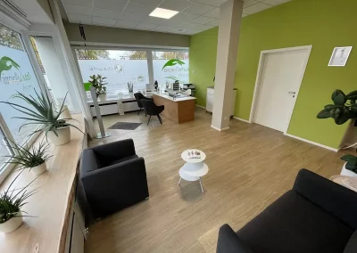 Empfangs- und Wartebereich mit Sesseln und Schreibtisch in der Naturheilpraxis Gransch